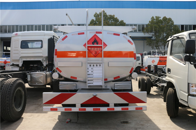 東風多利卡8-10噸加油車 東風多利卡8-10噸加油車