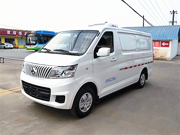 長(zhǎng)安睿行M80面包冷藏車
