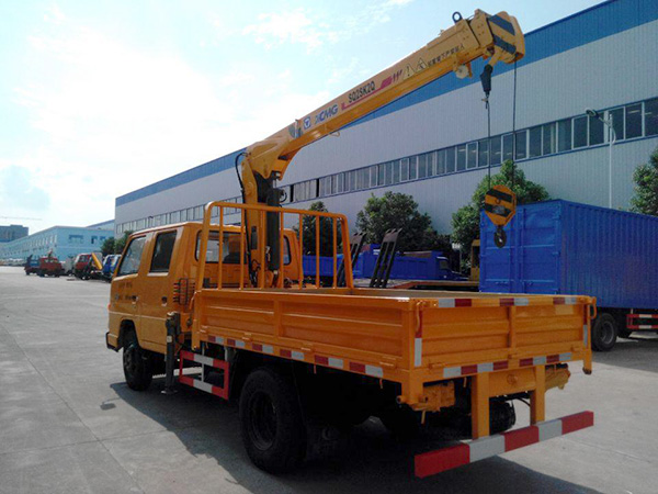 東風(fēng)雙排座2.5米隨車吊 東風(fēng)雙排座2.5米隨車吊