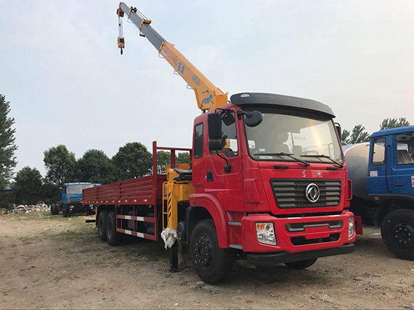 東風前四后四輪8.5米隨車吊 東風前四后四輪8.5米隨車吊