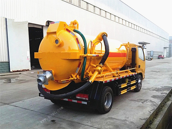 東風(fēng)多利卡D6吸污車